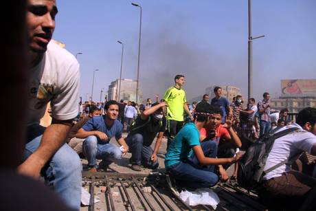 Redazione di Operai Contro, Piattaforma Comunista ha pubblicato una direttiva sulla guerra civile in Egitto dal titolo: “L’Egitto nella tenaglia dell’imperialismo e della reazione”. Vi allego la direttiva. Secondo Piattaforma In Egitto : “due forze controrivoluzionarie – la polizia sostenuta dall’esercitofilo-Usa di Al-Sisi e le bande dei Fratelli musulmani che appoggiano illiberista Morsi, sostenuti da Qatar e Turchia – sono entrate in urto frontaledopo il “democratico” colpo di Stato di luglio.” Piattaforma Comunista ci comunica che c’è il ” pericolo di una guerra civile reazionaria”? Cara Piattaforma Comunista le guerre civili sono guerre, ogni classe partecipa allo scontro. Basta […]