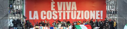 PER IL DIBATTITO Redazione di Operai Contro, il fatto quotidiano ha lanciato una campagna di mobilitazione in difesa della Costituzione. Il meglio dei borghesi di sinistra ha firmato l’appello contro il ddl di riforma costituzionale:  Alessandro Pace, Gianni Ferrara, Alberto Lucarelli, Don Luigi Ciotti, Michela Manetti, Raniero La Valle, Claudio De Fiores, Paolo Maddalena, Cesare Salvi, Massimo Siclari, Massimo Villone, Silvio Gambino, Domenico Gallo, Antonio Ingroia, Beppe Giulietti, Antonello Falomi, Raffaele D’Agata, Mario Serio, Antonio Di Pietro, Paolo Ferrero, Aldo Busi, Salvatore Settis, Gian Carlo Caselli, Salvatore Borsellino, Roberta De Monticelli, Paolo Flores D’Arcais, Maurizio Viroli, Maurizio Crozza, Gustavo […]