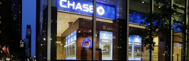 Redazione di Operai Contro, le principali banche americane riprendono a licenziare per risanare i bilanci. Ma sulle aziende e sulle famiglie americane, come conferma lo studio della Fed, continua a pesare la crisi finanziaria, legata proprio alla bolla dei mutui concessi dalle banche senza garanzie reali, i cosiddetti subprime. “Questa ripresa è stata molto più lenta di qualsiasi altra ripresa dalla Seconda guerra mondiale”, spiegano gli economisti, sottolineando che l’aspetto peggiore è che la recessione nasce da una enorme bolla del credito, che rischia di danneggiare l’economia anche in futuro. Gli esperti stimano quindi che il costo della crisi “supera probabilmente il Pil […]