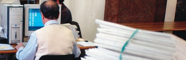 Redazione di operai Contro, La politica del lavoro dei governi è molto chiara: – operai licenziamenti e diminuzione dei salari La musica non cambia nella PA. Meno 120mila dipendenti in due anni, per un risparmio di oltre 6 miliardi di euro. Giù anche i salari e età elevata sempre più alta. Il dato più eclatante che emerge dal rapporto dell’agenzia che rappresenta la pubblica amministrazione è sicuramente il taglio, tra il 2011 e il 2012, di 120mila unità (pari al 3,5%) del personale, con un risparmio per le casse dello Stato di 6,6 miliardi al lordo dei contributi. La spesa totale per le retribuzioni è diminuita del […]