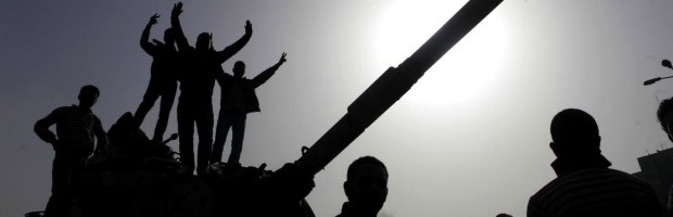 Redazione di Operai Contro, l’ex dittatore Hosni Mubarak, ex presidente dell’Egitto deposto nel 2011, uscirà di prigione: l’autorità giudiziaria ha disposto la scarcerazione. L’assassino Mubarak “riavrà indietro il suo grado militare” di generale e “andrà entro due giorni a casa o in un ospedale militare”. I militari al potere stabiliscono che possono compiere stragi e saranno impuniti. Questa è il vero volto della borghesia democratica egiziana Il criminale di guerra Obama continuerà a fare affari con i militari egiziani Continua la guerra civile. Dopo le 79 vittime di sabato nel corso delle operazioni di sgombero della moschea al-Fath e i 38 Fratelli musulmani morti […]