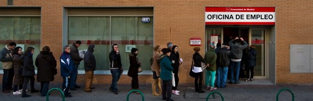 Redazione di Operai Contro, vi invio un articolo sulla miseria in Spagna. In Italia è lo stesso solo che i pasti a scuola si pagano. Le parole di Francesc Freixanet, direttore di una scuola pubblica di Barcellona, riprese tempo fa dal quotidiano El Pais suonano ancora pesanti: “Negli ultimi due anni abbiamo avuto casi gravi, con lo svenimento in aula di un bambino e in due occasioni abbiamo dovuto chiamare l’ambulanza permalnutrizione di altri alunni”. Tant’è che in Catalogna pochi giorni fa sono arrivati pure i dati ufficiali: i bambini malnutriti sono 50mila, scrive un report del Síndic de Greuges, che si occupa dei diritti dei cittadini catalani. Una cifra […]