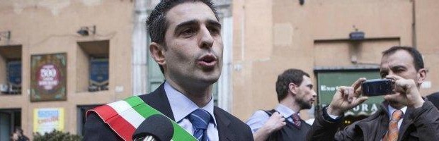 PER IL DIBATTITO Redazione di Operai Contro, il M5S è la formazione piccolo borghese che porta avanti il tentativo del salvataggio della democrazia rappresentativa dello stato dei padroni. Alle elezioni politiche e amministrative il partito maggioritario è stato quello dell’astensione con più del 45% di astenuti. Il M5S ha capito che la democrazia rappresentativa andava a morire. Pizzarotti proclama la “giornata della democrazia”. Riportiamo alcuni passi di un articolo del fatto quotidiano: Dopo quasi un anno e mezzo alla guida del Comune, i Cinque stelle chiamano i cittadini a partecipare al governo di Parma con la “Giornata della democrazia” e “l’assemblea […]