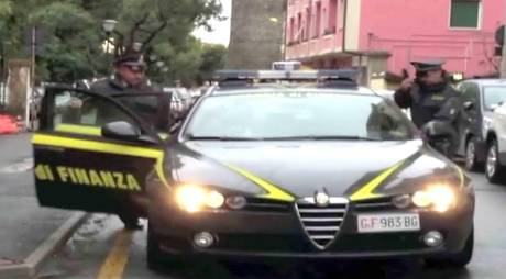 Redazione di Operai Contro, Sono 4.933 gli evasori totali scoperti dalla Guardia di finanza da gennaio ad oggi. Hanno nascosto redditi per 17,5 miliardi di euro e 1.771 di loro sono stati denunciati, nei casi più gravi, per omessa dichiarazione dei redditi.  Si tratta di soggetti – spiegano la Fiamme Gialle – che, pur svolgendo attività imprenditoriali o professionali, erano completamente sconosciuti al Fisco e hanno vissuto alle spalle dei contribuenti onesti, usufruendo di servizi pubblici che non hanno mai contribuito a pagare, intestando spesso beni e patrimoni a prestanomi o a società di comodo. Io mi pongo le […]