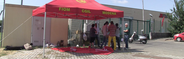 Succede alla Firem di Formigine. Il 2 agosto è iniziata la pausa estiva, il giorno dopo ha preso il via il trasferimento delle attrezzature. I 40 dipendenti in presidio per impedire la partenza dell’ultimo macchinario. I sindacati: “Ci hanno detto che chi vuole avrà il suo posto di lavoro nel paese dell’Est Europa”. I proprietari non rispondono più al telefono, nemmeno al sindaco che chiede spiegazioni