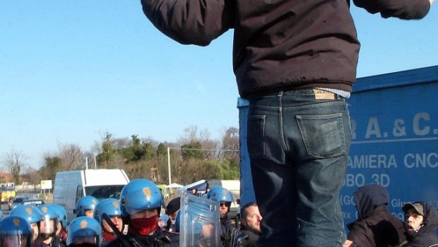 Redazione di Operai Contro, Francesco si è fatto le fotografie a Lampedusa,  ma i lager per la detenzione degli immigrati continuano ad esistere. E’ il giorno della protesta al Cie di Gradisca, dopo le tensioni dei giorni scorsi e le rivolte Un clima incandescente culminato nella doppia manifestazione odierna, dentro e fuori dalla struttura. All’interno del centro circa trenta immigrati sono saliti sul tetto urlando slogan per denunciare le loro condizioni di vita. “Mangeremo e dormiremo qui”, hanno detto annunciando l’intenzione di rimanere ad oltranza sulla copertura della struttura. Dall’altra parte della recinzione, un presidio di circa duecento persone, […]