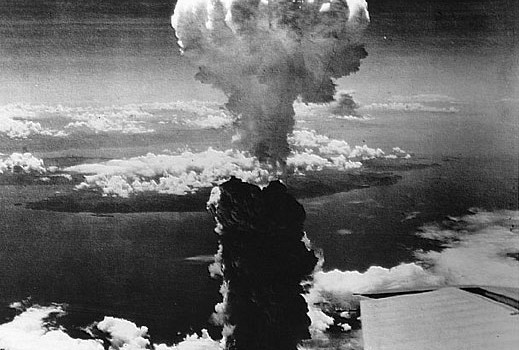 Redazione di Operai Contro, in questi giorni sono 71 anni dal lancio delle bombe atomiche su Hiroshima e Nagasaki Gli autori della strage: i padroni, i politici, l’esercito USA Non c’era nessuna ragione bellica per il lancio delle bombe atomiche sulle due città giapponesi. I padroni USA i loro politici vollero scoprire gli effetti della bomba atomica sulla popolazione civile Hiroshima: 140 mila morti subito, più altri 250 mila negli anni successivi per effetto delle radiazioni. Nagasaki: 70 mila morti subito, più altri 70 mila negli anni successivi per effetto delle radiazioni. Queste sono le azioni terroristiche più tragiche […]