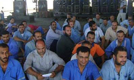 I lavoratori della più grande fabbrica tessile pubblico dell’Egitto fermano le loro macchine e hanno dichiarato uno sciopero a tempo indeterminato fino a quando le loro richieste non saranno accolte Marwa Hussein, Lunedi 26 Agosto 2013 Diecimila lavoratori del settore pubblico egiziano Tessitura e azienda tessile in Mahalla Città hanno iniziato uno sciopero  Lunedi mattina, contro l’amministrazione della società che non ha rispettato il termine di pagamento per il loro premio di produzione. Lavoratori di Mahalla, per un totale di circa 24.000, sono scesi in sciopero il mese scorso dopo che erano stati pagati solo metà del loro bonus […]