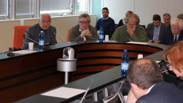 Redazione di Operai Contro, arriva Agosto e il sindacalismo dei tavoli subisce un’accelerazione. I sindacalisti della CGIL-CISL-UIL non hanno mai voluto difendere gli operai licenziati. I sindacalisti della CGIL-CISL-UIL hanno sempre spinto verso la politica dei tavoli I risultati per gli operai sono sempre stati zero Tuttalpiù dai tavoli usciva la proposta di un nuovo acquirente che avrebbe riassunto una parte degli operai Alla Terim di Modena hanno tenuto in ballo gli operai per due anni con la politica dei tavoli O gli operai sono capaci di darsi una loro organizzazione o la politica dei tavoli serve solo ai […]