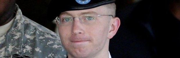 Redazione di Operai Contro, Il soldato semplice americano Bradley Manning è stato condannato a 35 anni di prigione dalla corte marziale,la sua colpa è aver consegnato a Wikileaks il materiale segreto sulle guerre statunitensi. Il materiale segreto erano i crimini commessi dall’esercito USA Questa è la civiltà della borghesia USA Un lettore