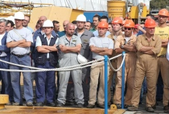 Redazione di Operai Contro, Alla Fincantieri di Marghera continua la lotta contro il padrone Fincantieri vuole nuovi turni di lavoro con una ripartizione su sei giorni lavorativi delle 40 ore settimanali, un aumento delle flessibilità,la riduzione delle pause e lo spostamento a fine turno della mensa, “con la finalità di ridurre i costi di produzione e aumentare la produttività individuale”. “È il 6×6 che comprende anche il sabato lavorativo e quindi non più pagato come straordinario  qui si rischia di replicare le vicende Fiat”. Oltre alle richieste sulla modificazione degli orari il gruppo cantieristico “si riserva” di poter mettere in cassa integrazione […]