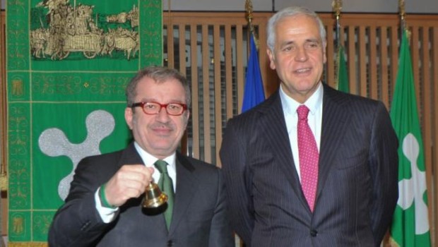 Caro Operai Contro anche quest’anno la Regione Lombardia, presieduta dal leghista Maroni, finanzierà il meeting di Comunione e Liberazione di Rimini. Sono 2 milioni di euro il finanziamento complessivo che negli ultimi anni la Regione Lombardia ha regalato a CL! Adesso il Comune di Milano aumenta tutte le tariffe dei trasporti pubblici! Questa si che è una rapina a cittadini e pensionati! Qualcuno dirà che Comune e Regione sono 2 cose diverse: verissimo. Ma per per che cazzo la Regione non finanzia il trasporto pubblico nel suo capoluogo? Per quale motivo regala soldi pubblici a padroni, padroncini, faccendieri, passacarte […]