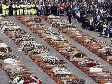 Redazione di Operai Contro, il centro storico dell’Aquila e’ ancora disabitato, le case sono chiuse e i palazzi puntellati. La ricostruzione e’ in grave ritardo. Le promesse di Berlusconi prima, di Monti e Letta dopo, sono solo parole per prenderci per il culo. Il signor terremoto, per la magistratura, è ancora il pericolo numero uno Un Aquilano