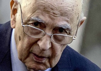 Redazione di Operai Contro, la borghesia italiana da anni non riesce ad avere una fazione vincente tra i borghesi di sinistra e di destra La magistratura è dovuta scendere in campo nello scontro tra le diverse fazioni Napolitano è stato l’uomo che pensava di aver trovato la soluzione:l’alleanza tra Pd e Pdl contro gli operai Ora il nodo viene al pettine. I borghesi di sinistra si erano alleati con il pregiudicato Berlusconi ben sapendo chi era. Ora non possono pensare che l’alleanza continui tranquillamente Il partito del pregiudicato non accetta che una sentenza dei magistrati  gli faccia fuori il […]