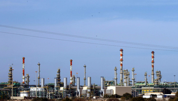 Libyan authorities have clashed with striking oil workers and blocked attempts by strikers to sell oil themselves at the country’s largest crude terminal. The head of Libya’s Petroleum Facilities Guard (PFG), Edris Abokhamada, said he had contacted the defence ministry for reinforcements after clashes on Tuesday at the Zueitina oil port, which has been shut since mid-July. “The protesters are still inside the port but the citizens want them to leave,” Abokhamada told the Reuters news agency. “The Zueitina port protesters fired on civilians when they asked them to leave. One is injured.” Independent confirmation of the shooting was not immediately available. Local resistance to strikes has shown […]