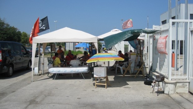 I padroni hanno numerose armi nel loro arsenale per reprimere e soggiogare gli operai: le leggi fatte secondo i loro interessi, i magistrati per farle applicare, le forze dell’ordine per mantenere il loro ordine sociale, i sindacati corrotti per imbrogliare gli operai, la religione e tutti i suoi orpelli per ingannare le loro coscienze, la tv e gli altri cosiddetti mezzi di informazione per confonderli e disorientarli, il divismo nel calcio e nello sport in generale e nello spettacolo, il mito del guadagno facile con gli innumerevoli giochi, e tante altre ancora. Tutti odiosi. Eppure ce n’è uno, tra […]