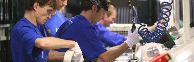 Redazione di Operai Contro, T’invio un articolo del fatto Quotidiano il copione è sempre lo stesso: si chiude per la pausa estiva per non riaprire più, con i lavoratori in vacanza e all’oscuro di tutto. È successo alla Firem di Modena, succede oggi alla Hydronic lift di Pero, fabbrica nel milanese che produce componenti idraulici e meccanici per ascensori. La denuncia arriva dalla Fiom di Milano, secondo cui i 30 dipendenti si sono salutati il 2 agosto, dandosi appuntamento al 26, come ogni anno. La settimana di ferragosto però hanno ricevuto una lettera, datata 9 agosto, con cui l’azienda li informava […]