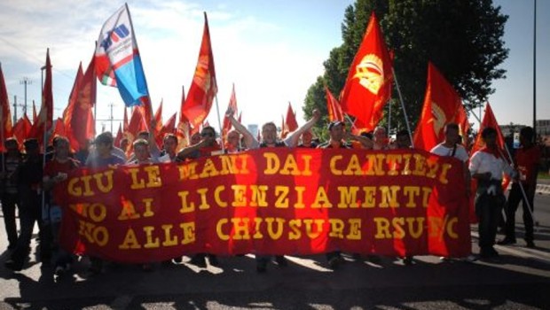 Fincantieri, linea dura degli operai In trecento bloccano i cancelli I lavoratori proseguono nella loro lotta contro la direzione sui “nuovi” orari di lavoro e sulla cassa integrazione per trenta dipendenti (31 Luglio 2013) 30 Luglio 2013 Ancora braccia incrociate agli stabilimenti Fincantieri di via delle Industrie, dietro a via Libertà. L’oggetto del contendere sono sempre i nuovi orari di lavoro decisi dall’azienda, che in mancanza di un accordo tra le parti restano per ora nel limbo. Così gli operai veneziani hanno deciso di fermare ancora i cantieri per far ascoltare le loro ragioni. LE ALTERNATIVE – La proverbiale […]