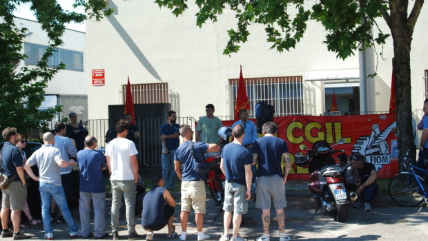 Redazione di Operai Contro, Dopo il caso della Firem di Formigine, l’azienda produttrice di resistenze elettriche che ha portato merci e macchinari in Polonia durante la chiusura per ferie, arriva la seconda segnalazione da uno stabilimento di Forlì. “nel cuore della notte i dirigenti della Dometic“, avrebbero provato a “svuotare la fabbrica, fermati solo grazie all’intervento degli operai”. La notte di venerdì 23 agosto “poco dopo le 3, Marco Grimandi, amministratore della Dometic Italy insieme a Hakan Ekberg, responsabile europeo della produzione per il Gruppo Dometic e un terzo dirigente svedese della multinazionale, accompagnati da una decina di persone hanno cercato di caricare i […]