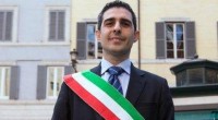 Redazione di Operai Contro, il M5S aveva conquistato Parma con la lotta contro l’inceneritore e i corrotti. L’inceneritore funziona,  i corrotti dormono sogni tranquilli, La disoccupazione può aumentare Pizzarotti ha innalzato la bandiera del decoro: Niente più persone sedute sotto i Portici del Grano, niente più birre o gelati consumati davanti al Duomo e niente più giovani in strada di fronte ai locali nel centro storico dopo un certo orario. Il sindaco Federico Pizzarotti dichiara guerra al degrado in città, di giorno e di notte. Con due ordinanze estive a Parma sono arrivati prima i divieti per esercenti e consumatori della movida nelle […]