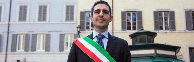 Redazione di Operai Contro, il M5S aveva conquistato Parma con la lotta contro l’inceneritore e i corrotti. L’inceneritore funziona,  i corrotti dormono sogni tranquilli, La disoccupazione può aumentare Pizzarotti ha innalzato la bandiera del decoro: Niente più persone sedute sotto i Portici del Grano, niente più birre o gelati consumati davanti al Duomo e niente più giovani in strada di fronte ai locali nel centro storico dopo un certo orario. Il sindaco Federico Pizzarotti dichiara guerra al degrado in città, di giorno e di notte. Con due ordinanze estive a Parma sono arrivati prima i divieti per esercenti e consumatori della movida nelle […]
