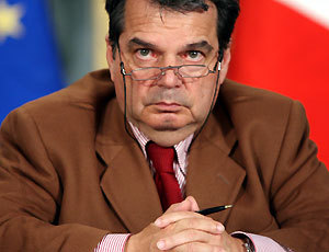 Caro Direttore Brunetta in un giorno solo ha fatto 7 interrogazioni parlamentari ad altrettanti ministri. Il motivo? Brunetta è contro la discarica in progetto a Roma, perché è vicina a casa sua. Quando protestavano in meridione contro le discariche per lo più abusive, lui si lanciò contro quelle proteste dichiarando: “la combinazione Napoli Caserta è un cancro sociale e culturale”. Nei giorni e nelle settimane precedenti le 7 interrogazioni parlamentari, Brunetta ha scritto al commissario governativo per l’emergenza rifiuti nel Lazio Goffredo Sottile, un forte richiamo e monito, “affinché venga fatta luce sulla località individuata per la discarica”. Brunetta […]