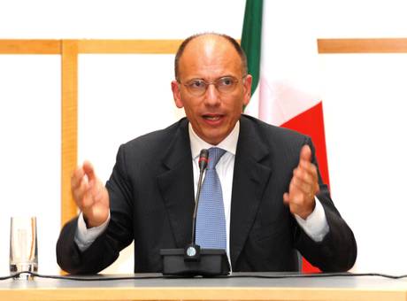   Egregio Direttore, Il sindacato inquilini ha reso noto che, gli enti pubblici che in Italia gestiscono il mercato degli affitti pubblici di oltre 60 mila immobili, stanno varando aumenti del canone dal 100 per cento, al 300 per cento. Il tutto con l’approvazione del governo Letta. Il governo del “fare” rapine non si ferma neanche a ferragosto. Con questi aumenti gli enti pubblici, spianano la strada anche agli aumenti degli affitti dei privati. Che il padrone di casa sia pubblico o privato, per gli inquilini rapinati cambia poco. L’anno scorso gli sfratti richiesti dagli enti pubblici sono stati […]