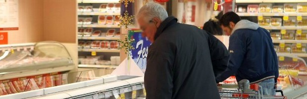 Redazione di Operai Contro, in Grecia cibi scaduti a metà prezzo.  In Italia i cibi scaduti vengono già normalmente riciclati e venduti a prezzo intero, ma non dobbiamo perdere la speranza. Anche in Italia potremo comprare cibi scaduti Cibo a metà prezzo, ma già scaduto, dal primo settembre sarà presente sui banconi dei supermarket greci. Nella settimana in cui si ritorna a parlare di un nuovo intervento miliardarioper salvare il Paese, ecco una notizia che racconta la quotidianità di famiglie in difficoltà edisoccupati che non hanno di che sostenersi. La vendita dei prodotti low cost ma che hanno già superato la data di scadenza avrà luogo a […]