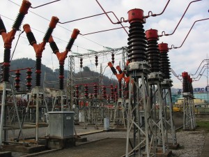  Una trattativa fiume per l’ennesimo nulla di fatto. Fra Tozzi e sindacati siamo al muro contro muro, la sensazione offerta al sindaco ieri mattina su un possibile riavvicinamento delle parti è durata giusto lo spazio della mattina. Quando il primo cittadino ha lasciato il tavolo della Provincia, per altri impegni, l’amministratore delegato Armando Rossi ha chiesto ai sindacati provinciali di Fiom Cgil, Fim Cisl, Uilm Uil, Ugl metalmeccanici e Failms di vedersi in disparte. Cominciava così un incontro ristretto che, sulle prime, sembrava potesse preludere a una schiarita sui licenziamenti. E invece dopo cinque ore filate di discussione l’azienda […]