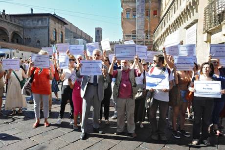 Redazione di Operai Contro, sono  passati trentatre anni dalla strage di Bologna. Il presidente della Repubblica, Giorgio Napolitano, ha inviato al presidente dell’Associazione tra i familiari delle vittime della strage alla stazione di Bologna, Paolo Bolognesi, un messaggio in occasione del 33.mo anniversario della strage di Bologna: ”Rivolgo il mio pensiero deferente e partecipe ai famigliari delle ottantacinque vittime e ai tanti feriti di quel barbaro attentato terroristico . Il meditato ricordo di quegli anni che hanno insanguinato il Paese non solo costituisce un doveroso e commosso omaggio alle vittime, ma è volto a diffondere e condividere con le […]