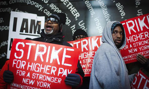 Sfida salariale alle catene di fast-Food – Guida la protesa una campagna sostenuta dai sindacati – Scioperi dei dipendenti contro McDonald ed altri JULIE JARGON    e    KRIS MAHER + vari –       Secondo gli organizzatori hanno partecipato alla protesta in 60 città americane 1000 ristoranti fast food, e altri negozi al dettaglio, come reparti di grandi magazzini; alcuni ristoranti hanno dovuto chiudere. –       Ci sono stati precedenti scioperi in oltre una dozzina di città da New York a Seattle; quella in corso, è la maggiore mai vista, in un settore che finora non aveva visto lotte di rilievo. –       La […]