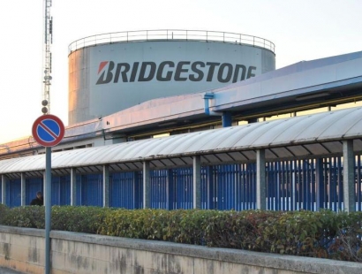 Redazione di Operai Contro, t’invio questo articolo della Gazzetta del Mezzogiorno. Lo invio come denuncia contro i sindacalisti Fanno bene gli operaio della Jabil a ribellarsi. 950 operai ridotti a pecore da macellare Un operaio di Bari Sì dei 950 lavoratori Bridgestone ad una «vittoria amara», che costerà lacrime e sangue. Ma è pur sempre una vittoria, preziosa, in un momento in cui dal mondo del lavoro arrivano solo segnali negativi. Per ora, in realtà, si tratta di un’intesa sindacati-azienda che dovrebbe (usare il condizionale è d’obbligo) essere ratificata da un incontro a Roma, al ministero del Lavoro alla […]