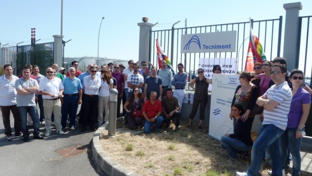 Redazione di Operai contro, ti racconto un’altra della serie la crisi è finita. Maire Tecnimont, la società, che opera nei segmenti delle infrastrutture civili, dell’impiantistica chimica e dell’energia, ha deciso di tagliare drasticamente iposti di lavoro in Italia. Nel mirino del management è finita la divisione Tecnimont Civil Construction per la quale è in attesa in questi giorni la notifica di 130 esuberi su un totale dell’area Tcc di 201 dipendenti. A gennaio Tecnimont aveva mandato a casa altri 500 lavoratori, impiega circa 2500 operai su un totale di 4.200 stipendiati sparsi su 50 Paesi. Alla base della decisione dei vertici del gruppo che […]