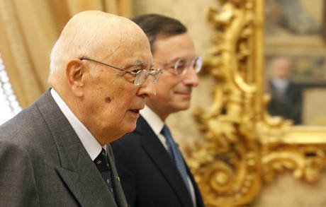 Redazione di Operai Contro, anche Napolitano vede dietro l’angolo: “La politica non sprechi questo momento piu’ favorevole” nel quale ”dobbiamo fare tutti la nostra parte per far crescere i semi che appaiono per un miglioramento e cambiamento positivo della nostra situazione”. Lo ha detto Giorgio Napolitano alla cerimonia di inaugurazione dell’anno scolastico. “L’economia e l’occupazione tardano a riprendersi: ma i primi segni di ripresa si vedono, e si riaffaccia la speranza di un nuovo più solido sviluppo, su basi piu giuste, dell’economia e della società”. Operai, siamo gli unici miopi Un operaio della IVECO