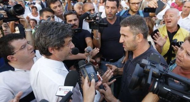 Doveva essere pubblico, ma al dibattito dal titolo “La forza del Pd per il paese” organizzato nel circolo Ilva di Bagnoli a Napoli, ai rappresentanti di centri sociali e comitati della zona e dell’area nord di Napoli che volevano incontrare il ministro all’ambiente Andrea Orlando non è stato concesso di partecipare. Solo dopo unacarica della polizia all’esterno dell’area che ospitava l’evento, i manifestanti hanno ottenuto un breve incontro con il ministro, al quale hanno potuto spiegare i loro timori rispetto non solo alla mancata bonifica dell’ex area eternit, ma anche alla costruzione di un nuovo inceneritore a Giugliano, in provincia di Napoli. “Sulla questione […]