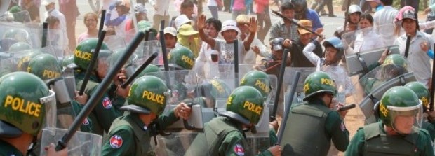 Redazione di Operai Contro, la discussione sulla posizione “viva i ribelli Siriani” è molto importante. Io sono con i ribelli Siriani. Solo dalla lotta può formarsi il partito operaio Qual’è la situazione in Italia? – Aumento della miseria e riduzione dei salari – Alla FIAT di Pomigliano gli operai ridotti alla metà e a produrre il doppio – Alla FIAT Mirafiori 5000 cassintegrati su 6000 – Migliaia di fabbriche chiuse Cosa dobbiamo aspettare per ribellarci? Forse si vuole che i ribelli passino l’esame di “rivoluzionari puri”? O dobbiamo farci trascinare dal M5S alla lotta contro i disonesti per salvare […]