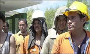 Redazione di Operai Contro, i padroni guadagnano miliardi con le manifestazioni sportive sulla pelle e il sangue degli operai spunta anche una pesantissima accusa di sfruttamento nei confronti degli operai nepalesi impegnati nella costruzione delle infrastrutture (un progetto da 100 miliardi di dollari che comprende lo stadio da 90mila posti della finale, nuove strade e reti ferroviarie e un collegamento con il Bahrein) a complicare i lavori di preparazione al Mondiale del 2022 in Qatar. A sollevare lo scandalo è un dettagliato report del Guardian, che parla di immigrati trattati come schiavi e ridotti a clandestini, senza passaporto né stipendio […]