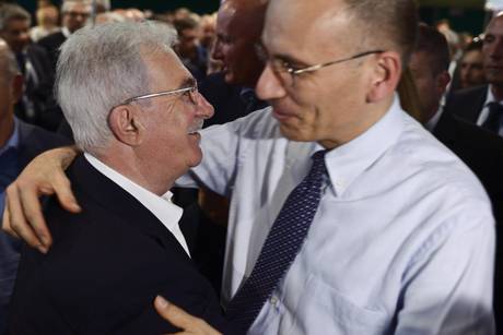 Redazione di Operai Contro, Bonanni, il segretario della CISL, è pronto: “Il presidente del Consiglio Enrico Letta ci convochi subito, diversamente arriveremo alla mobilitazione in tutta Italia”.  “Vogliamo il dimezzamento delle tasse sul lavoro e su chi investe”,  Bonanni vuole ciò che letta ha già promesso: soldi ai padroni miseria agli operai Un operaio di Modena Nella foto abbraccio di due servi dei padroni