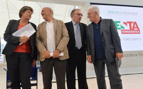 Redazione di Operai Contro, Confindustria e Cgil-Cisl-Uil hanno firmato un documento congiunto che elenca le priorita’ per la Legge di stabilità e per la crescita del Paese. Lo hanno annunciato il presidente degli industriali Giorgio Squinzi ed i segretari generali dei sindacati, Susanna Camusso, Raffaele Bonanni e Luigi Angeletti, a Genova alla festa nazionale del PD. “Siamo in una situazione tale che non possiamo che remare tutti nella stessa direzione”. Così Giorgio Squinzi commenta ‘l’allenza’ imprese-sindacati sulle priorita’ da mettere nella Legge di Stabilità. “Le cose da fare sono tante – aggiunge – per cui facciamo un appello forte al Governo, l’unico […]