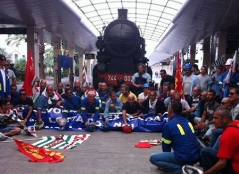 Dopo il sit-in di ieri davanti al palazzo della Regione e l’occupazione della sala Giunta, decine di operai continuano a protestare. Domani l’incontro con il presidente della Regione Ugo Cappellacci, che ieri aveva rifiutato di incontrarli, e gli assessori della Giunta regionale Lo leggo dopo                            Un momento della protesta dei lavoratori dell’Alcoa di Portovesme  Con striscioni e bandiere, battendo ritmicamente i caschetti per strada, i manifestanti sono entrati anche nella stazione ferroviaria. Un gruppo è rimasto a presidiare la sala occupata alla Regione, mentre circa duecento […]
