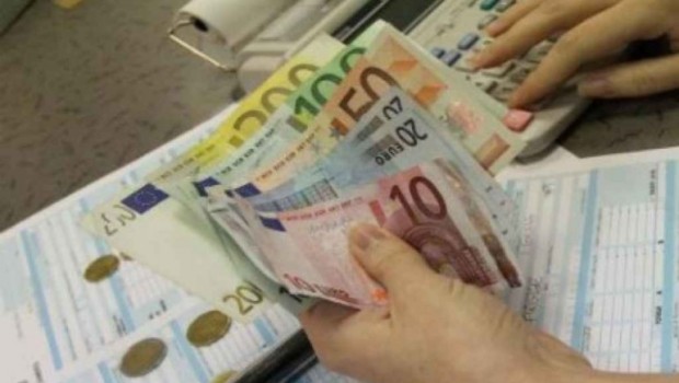 Caro Operai Contro “Mai complici dell’aumento dell’Iva”. Così motivano le loro dimissioni dal governo i ministri del Pdl. Quanto sia strumentale questa motivazione lo dice il fatto che Pdl e Pd, avevano già deciso nella bozza di un decreto, di rinviare l’aumento dell’Iva, ma per aumentare ben più pesantemente la tassa sui carburanti. Precisamente di 2 centesimi subito e successivamente di altri 2,5 centesimi, in totale 4,5 centesimi. Perché Pd e Pdl preferiscono aumentare 4,5 centesimi il prezzo dei carburanti, piuttosto che aumentare un punto l’Iva? Per prendere i classici 2 piccioni con una fava. Infatti, l’aumento dei carburanti […]