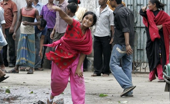 Redazione di Operai Contro, i padroni italiani sono degli assassini e sfruttatori degli operai internazionali Nel 2013 a Dacca in una fabbrica tessile, furono uccisi 1134 operai. Gli assassini internazionali non pagano per gli operai uccisi in Italia, non pagano per gli operai uccisi nel mondo Operai italiani, gli operai di Dacca erano nostri fratelli. Un operaio tessile italiano dal fatto quotidiano Benetton chiamata a risarcire le vittime del Rana Plaza. A un anno e mezzo dal crollo della fabbrica tessile in Bangladesh, dove morirono 1.134 persone, il marchio di moda non ha ancora effettuato alcun versamento nel fondo […]