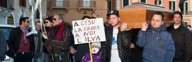 Redazione di Operai contro, Prima la legge “salva Ilva”, poi la “salva ilva-bis” e infine un decreto che autorizza le discariche interne allo stabilimento. Una raffica di leggi ad aziendam in meno di 12 mesi. Eppure il governo italiano è capace di fare di più. Dopo aver restituito gli impianti inquinanti e l’acciaio prodotto illecitamente, dopo aver nominato commissario straordinario dell’Ilva l’ex amministratore delegato,Enrico Bondi, ora cerca una soluzione per restituire il tesoretto alla famiglia Riva, i padroni dell’acciaio italiano, indagati per associazione a delinquere per il disastro ambientale di Taranto. Un quarto provvedimento normativo, insomma, studiato su misura per scavalcare ancora la legge e annullare l’azione della magistratura ionica. Ad annunciarlo è stato il […]