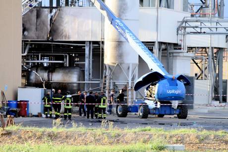 Redazione di Operai Contro, Ogni giorno in Italia qualcuno va a lavorare in una fabbrica e non torna più a casa. Oggi è stata la volta di Lamezia Terme dove l’esplosione di una fabbrica in particolare di un silos per olio combustibile è esplosa togliendo la vita a 2 operai di 32 anni e ferendone gravemente un altro. Sono in corso le indagini per chiarire quanto accaduto, ma tanto già sappiamo che nessuno pagherà anche nel caso risultasse una qualche responsabilità della proprietà. Ogni giorno in Italia perdono la vita operai e pensate quanti sono a perderla in tutto […]