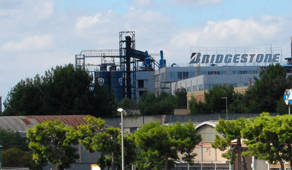 Redazione di Operai Contro, i padroni della Bridgestone avevano annunciato che avrebbero licenziato 950 operai. Dopo i soliti tavoli tra i papponi: padroner, politici e sindacalisti i leccaculo iniziano a sparare. Il Sole 24 Ore: Dall’Asia all’Italia. Gli pneumatici general use di Bridgestone fanno rotta sulla Puglia e salvano lo stabilimento di Bari Modugno di cui, solo poco tempo fa, era stata annunciata la chiusura con la conseguenza che 950 persone sarebbero rimaste per strada. La multinazionale giapponese dunque resta. Ma non solo. Investe e riconverte lo stabilimento da cui fino all’anno scorso uscivano prodotti di diverse gamme e […]