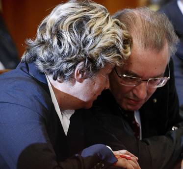 Redazione di Operai Contro, Letta, Squinzi e Camusso si sono seduti al tavolo “Bisogna redistribuire il reddito e ridurre le tasse sul lavoro dipendente e sulle pensioni: se la legge di stabilità non darà risposte in questo senso “non si potrà procedere che con la mobilitazione unitaria”. Così il segretario generale della Cgil, Susanna Camusso,” Squinzi è felice, finalmente una sindacalista della CGIL che chiede soldi per i padroni “Senza risultati – ribadisce Camusso – si deve avviare una stagione unitaria di mobilitazione”. Secondo il segretario generale della Cgil “le condizioni per fare una legge di stabilità con questa […]