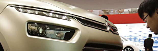 Redazione di operai Contro, Se la FIAT piange la Peugeot  non ride Si preparano nuovi licenziamenti di Operai Hollande come Letta aveva fdichiarato che la crisi era finita Psa (Peugeot-Citroën), il colosso automobilistico francese, va male. Anzi, malissimo: la situazione delle vendite e sul fronte della solidità finanziaria è ancora peggiore di quella dei suoi concorrenti europei, Fiat compresa, tutti ostaggio della crisi. Psa ha bisogno di liquidità, di capitale. E con urgenza. Lo Stato francese ha già promesso, se necessario, di entrare nel capitale. Ma il suo apporto probabilmente non sarebbe sufficiente. Nella ricerca affannosa di nuovi investitori da parte di Philippe Varin, l’amministratore […]