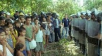 Redazione di Operai Contro, Dalla metà di agosto la Colombia è sull’orlo di una rivoluzione. Mentre a Cuba si negozia la pace tra le Farc e il governo colombiano, migliaia di campesinos si sono riversati nelle strade per protestare contro l’entrata in vigore del trattato di libero commercio con gli Stati Uniti. L’accordo privilegia di fatto gli interessi delle grandi corporazioni produttrici di alimenti geneticamente modificati a scapito delle tasche degli agricoltori e della libertà della popolazione nazionale. Da agosto le proteste continuano a nascere in diverse parti del Paese anche se i media nazionali si stanno dando un gran da fare per cercare di coprire la violenta repressione militare. […]