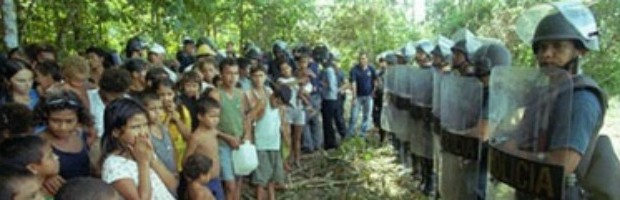 Redazione di Operai Contro, Dalla metà di agosto la Colombia è sull’orlo di una rivoluzione. Mentre a Cuba si negozia la pace tra le Farc e il governo colombiano, migliaia di campesinos si sono riversati nelle strade per protestare contro l’entrata in vigore del trattato di libero commercio con gli Stati Uniti. L’accordo privilegia di fatto gli interessi delle grandi corporazioni produttrici di alimenti geneticamente modificati a scapito delle tasche degli agricoltori e della libertà della popolazione nazionale. Da agosto le proteste continuano a nascere in diverse parti del Paese anche se i media nazionali si stanno dando un gran da fare per cercare di coprire la violenta repressione militare. […]