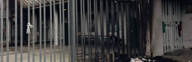 Redazione di Operai Contro, gli immigrati detenuti nel campo di concentramento di via Corelli si sono nuovamente ribellati. Un’ennesima rivolta di immigrati  rinchiusi nei Cie (centri di identificazione ed espulsione), in attesa dell’espulsione dall’Italia, è scoppiata lo scorso fine settimana a Milano. Stavolta si tratta del famigerato Cie di via Corelli. Nove persone sono state arrestate per i disordini avvenuti sabato e domenica all’interno della struttura. Si tratta di 9 uomini tra i 21 e i 45 anni originari del Senegal, del Brasile, del Perù, del Marocco, di Cuba e di Gabon. Lo rende noto la Polizia. Non è la prima volta che il Cie di […]